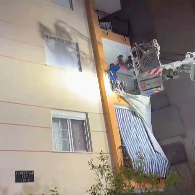 Yangında mahsur kalan 8 kişi, merdivenle balkonlardan alınarak kurtarıldı