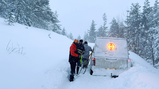 Kastamonu'da kar nedeniyle mahsur kalan elektrik arıza ekibini AFAD kurtardı