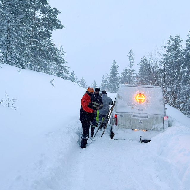Kastamonu'da kar nedeniyle mahsur kalan elektrik arıza ekibini AFAD kurtard...