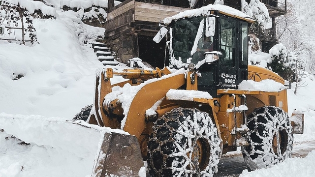 Rize'de 94 köy yolu kapalı; ambulans kara kaplandı