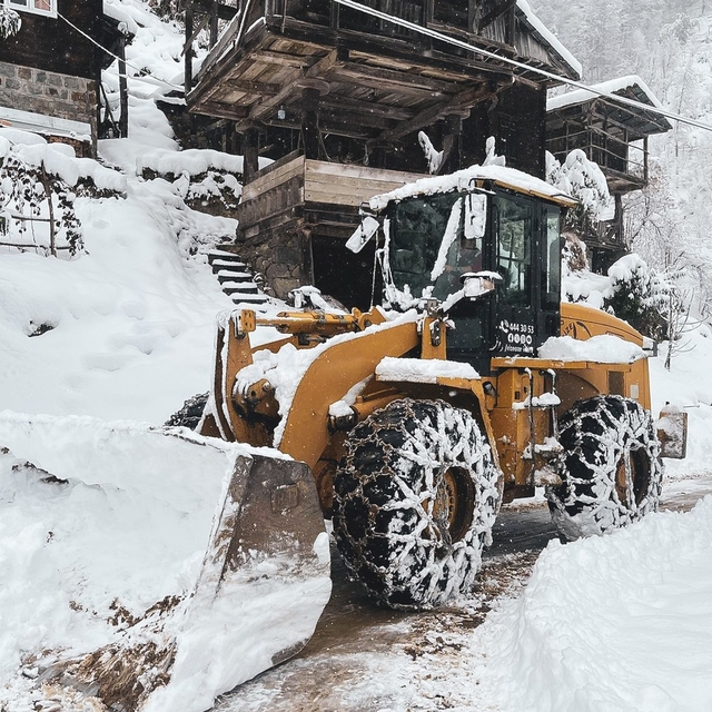Rize'de 94 köy yolu kapalı; ambulans kara kaplandı