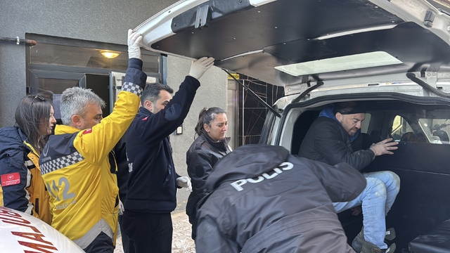 Edirne'de asansörde mahsur kalan kişi polis ekiplerince kurtarıldı