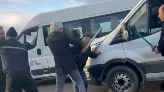 Otoyolda servis şoförlerinin sopalı kavgası