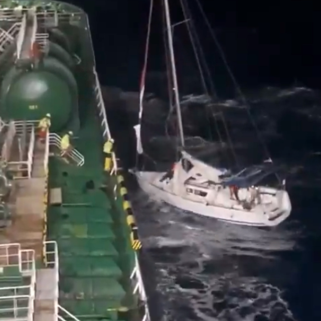 Fırtınada yelkeni yırtılan teknedeki 2 kişiyi, tanker personeli kurtardı