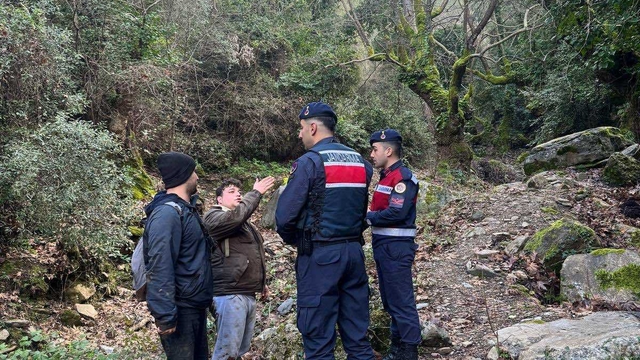 Kuşadası'nda milli parkta kaybolan 2 kişiyi jandarma buldu
