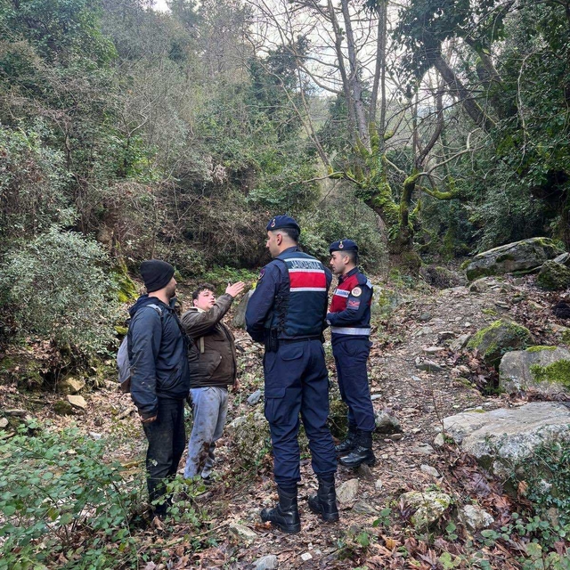Kuşadası'nda milli parkta kaybolan 2 kişiyi jandarma buldu