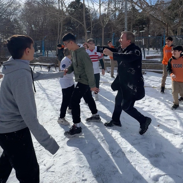 Kar tatili vermeyen Vali Aydoğdu'yu kar topuna tuttular
