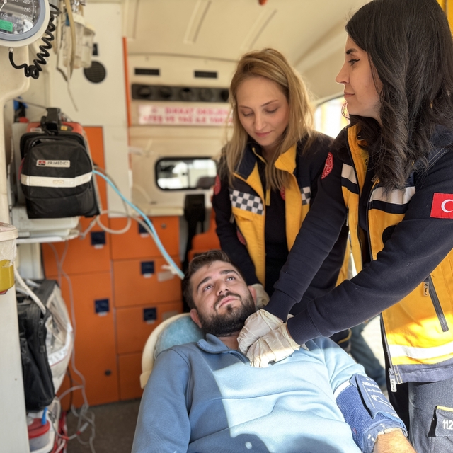 Siirt'te sağlıkçılar hayat kurtaran "fermuar sistemi"ni çektikleri kısa fil...