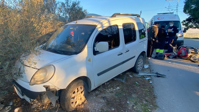 Antalya'da otomobille çarpışan motosikletli yaralandı