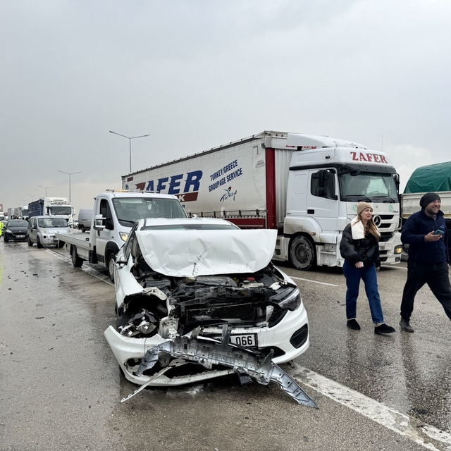Bursa'daki kar yağışı trafik kazalarına neden oldu