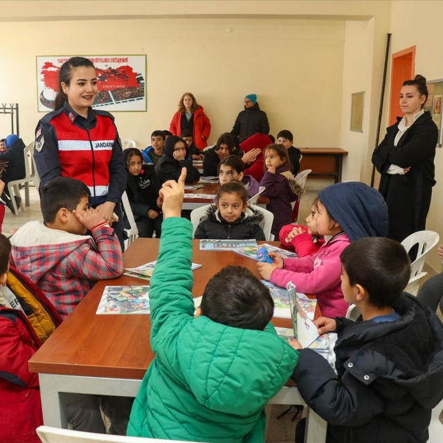Çifteler'de jandarmadan öğrenci ve vatandaşlara seminer