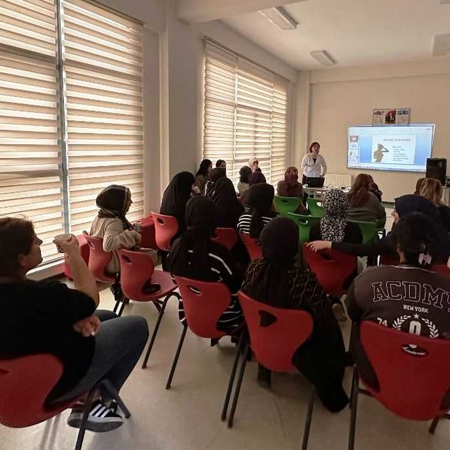 Tekirdağ'da kadın kursiyerlere sağlık eğitimi verildi