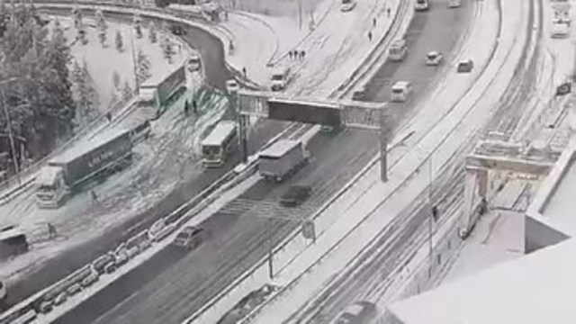 Kocaeli'de kar yağışı, ulaşımda aksamalara neden oldu