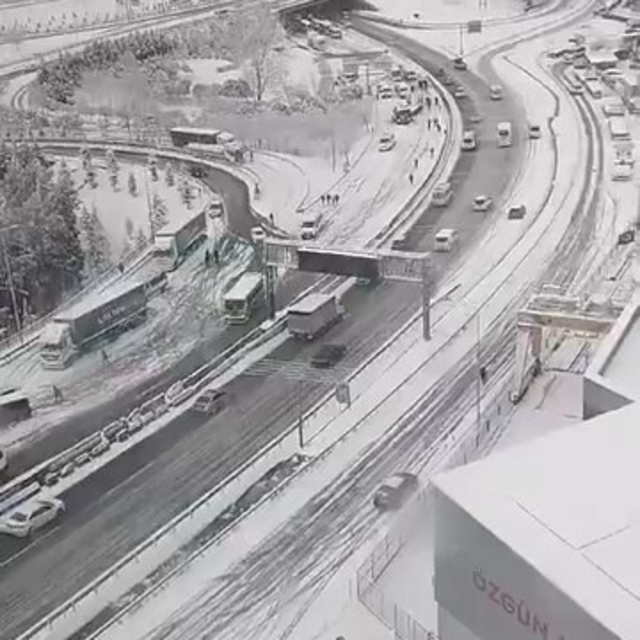 Kocaeli'de kar yağışı, ulaşımda aksamalara neden oldu