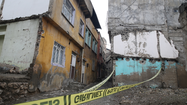 Siirt'te 2 katlı metruk yapıda kısmi çökme meydana geldi