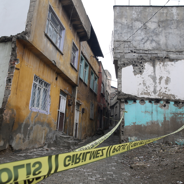 Siirt'te 2 katlı metruk yapıda kısmi çökme meydana geldi