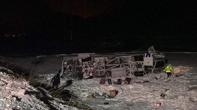 Erzurum'da yolcu otobüsü devrildi: 37 yaralı