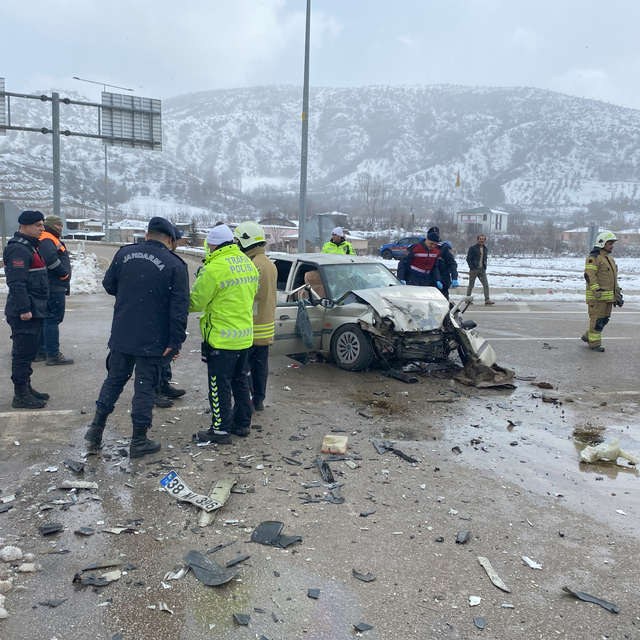 Tokat'ta otomobil, TIR'a çarptı; 1 ölü, 2 yaralı