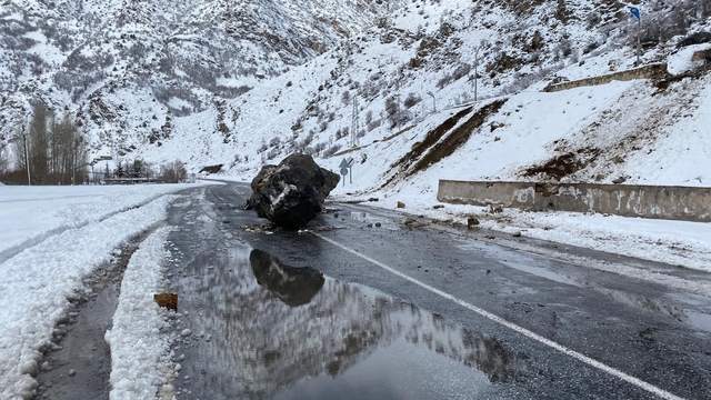 Yamaçtan kopan dev kayalar, yola düştü