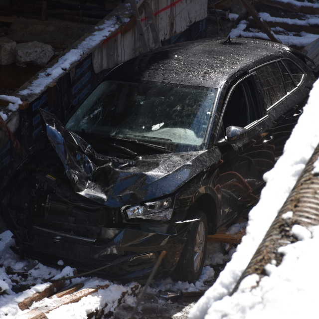 Trabzon'da otomobilin inşaat temeline düşmesi güvenlik kamerasında