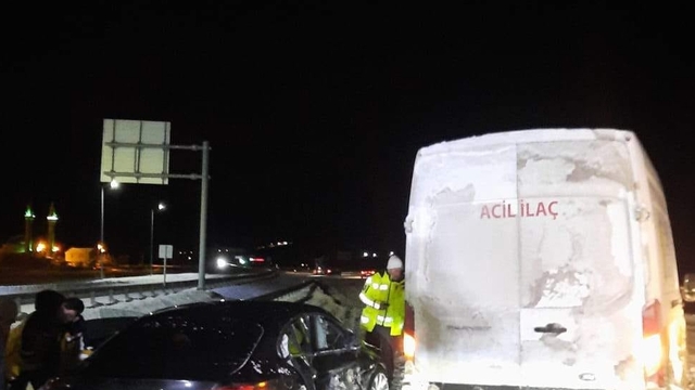 Erzurum'da panelvan ile otomobilin çarpıştığı kazada 3 kişi yaralandı