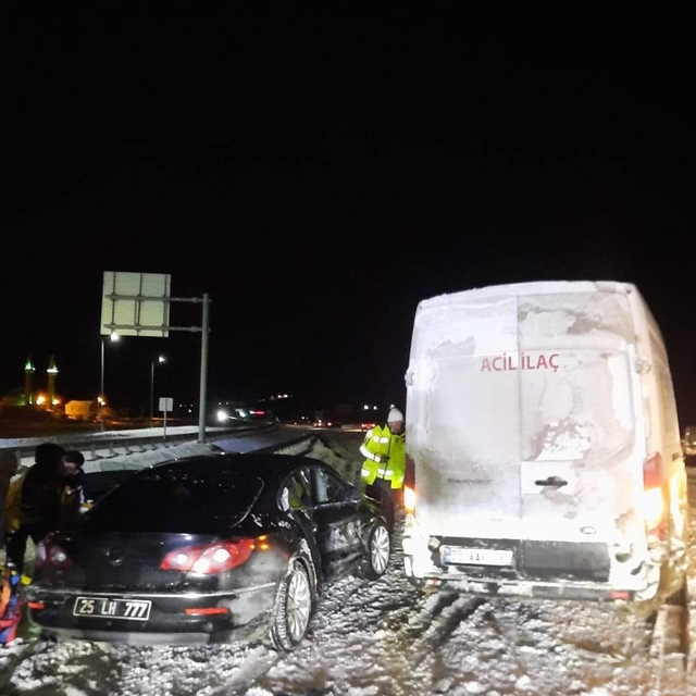 Erzurum'da panelvan ile otomobilin çarpıştığı kazada 3 kişi yaralandı