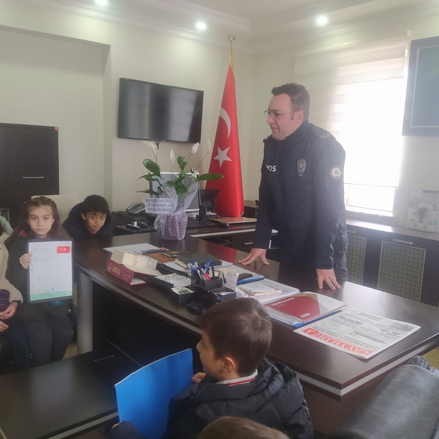 Gelibolu'da ilkokul öğrencileri polisleri ziyaret etti