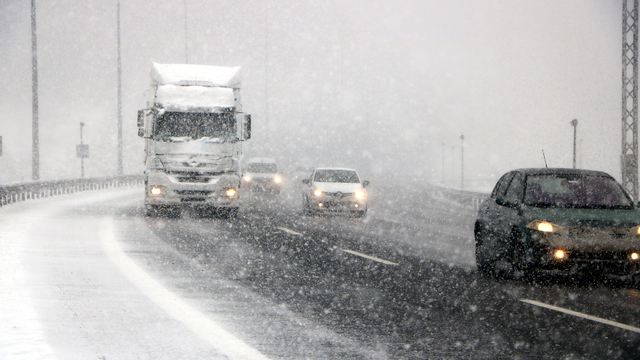 Bolu'da hafif kar yağışı (2)