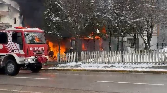 Prefabrik ev alev alev yandı