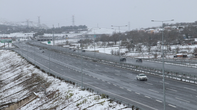 Kocaeli'de kar yağışı, ulaşımda aksamalara neden oldu (2)