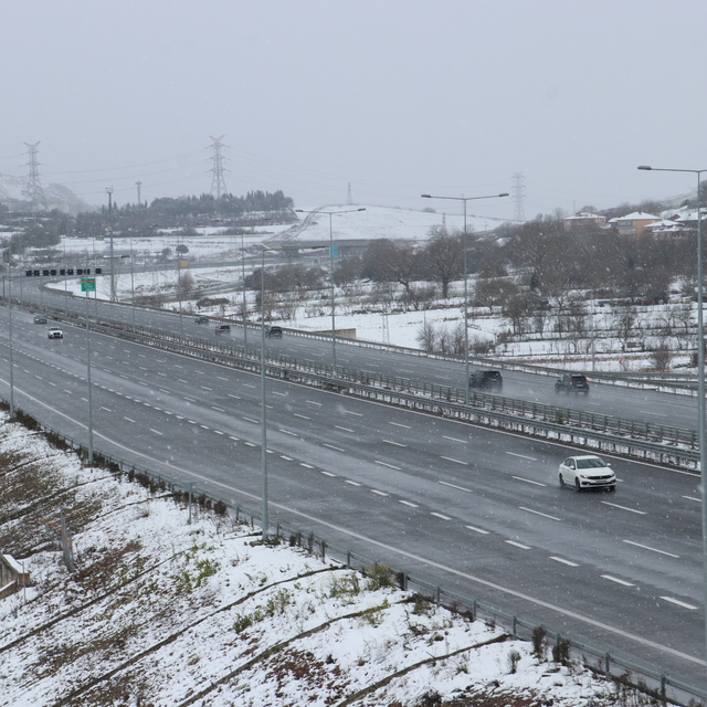 Kocaeli'de kar yağışı, ulaşımda aksamalara neden oldu (2)