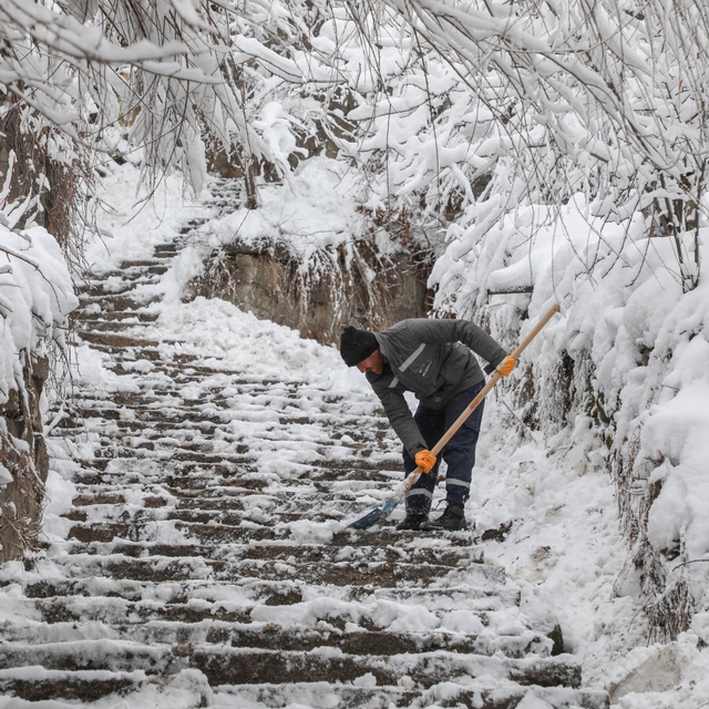 Bitlis'te ulaşımın aksadığı yollar kardan temizleniyor