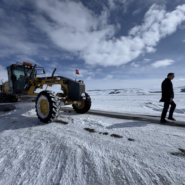 Ardahan'da kapanan köy yollarında karla mücadele çalışmaları başlatıldı