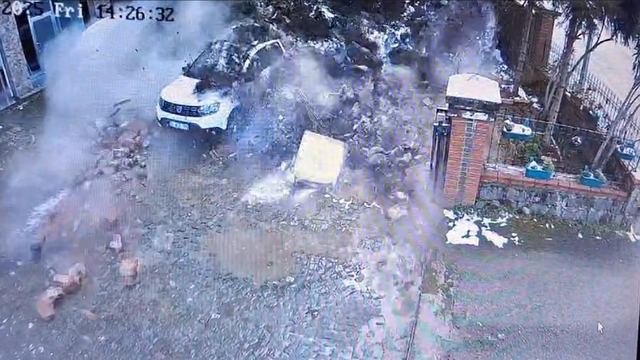 İstinat duvarı araçların üzerine yıkıldı; o anlar kamerada