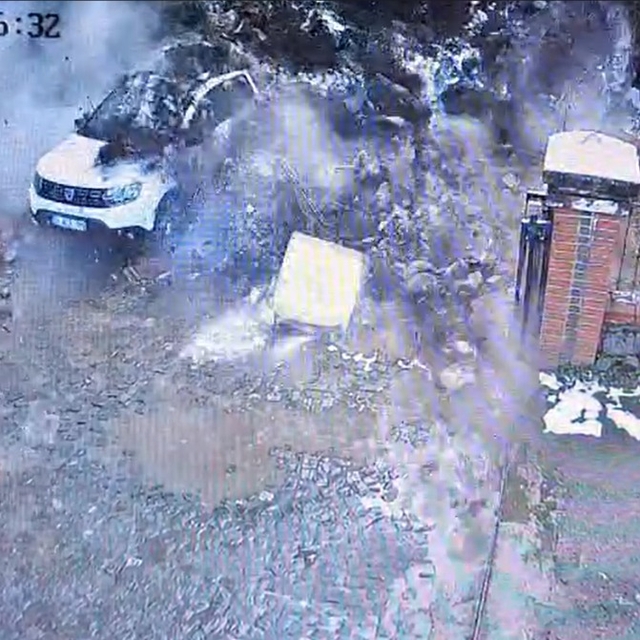 İstinat duvarı araçların üzerine yıkıldı; o anlar kamerada