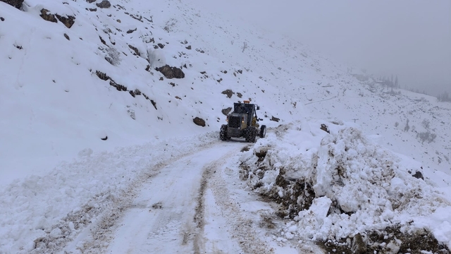 Diyarbakır'da kardan kapanan 69 kırsal mahallenin yolu ulaşıma açıldı
