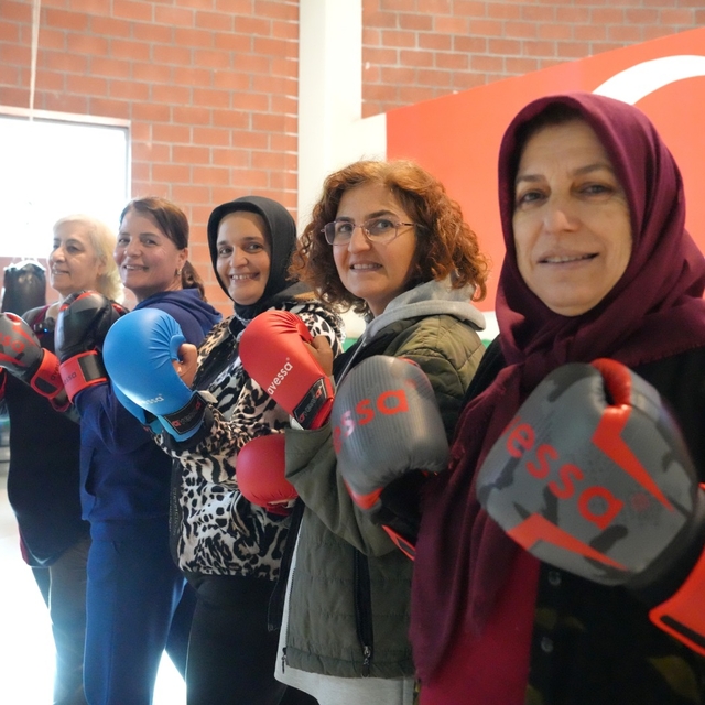 Çukurova Belediyesinin kursunda kadınlara yakın savunma dersi veriliyor