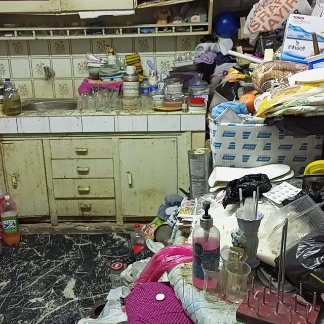 Aydın'da kötü koku yayılan evden 7 traktör römorku dolusu çöp çıktı