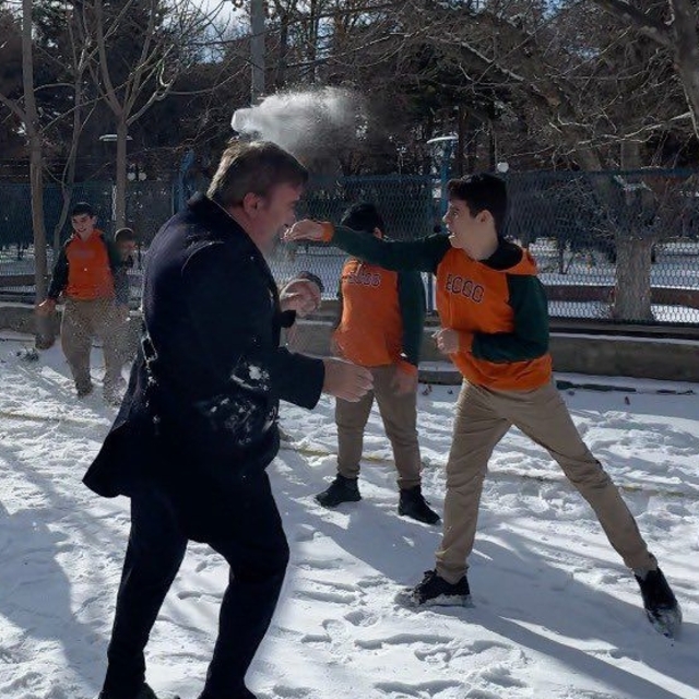 Erzincan Valisi Aydoğdu öğrencilerle okul bahçesinde kar topu oynadı