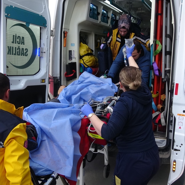 Husumetlisini sokak ortasında silahla ağır yaraladı