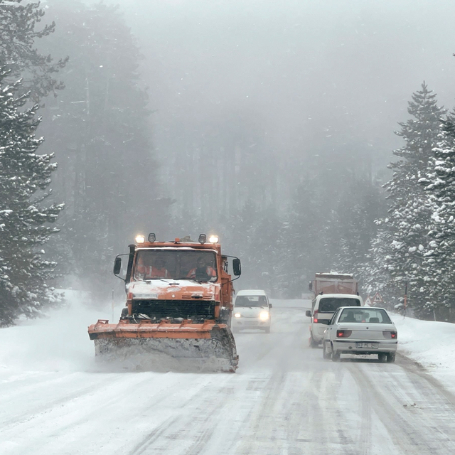 Kütahya'da kar yağışı nedeniyle ulaşımda aksamalar yaşanıyor