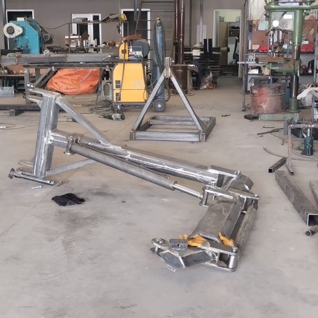 Vincin taşıdığı demir malzeme, işçilerin üzerine düştü: 2 yaralı