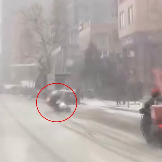 Bursa'da motokuryelerin karlı yolda yaşadığı zor anlar kamerada