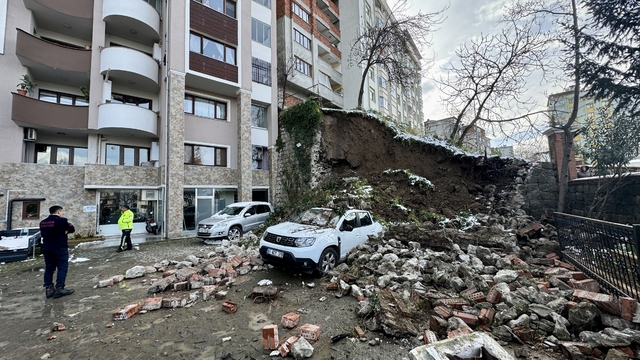 Trabzon'da bir sürücü çöken istinat duvarının altında kalmaktan saniyelerle kurtuldu