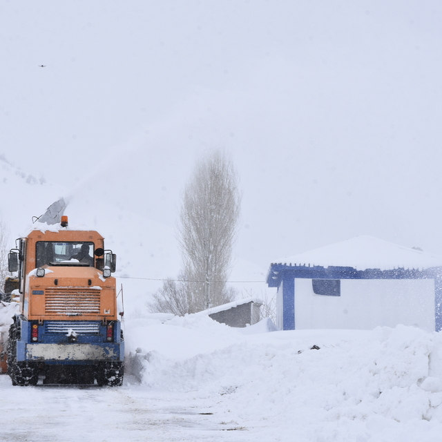 Bitlis Valisi Karakaya'dan karla mücadele ekiplerine tatlı ikramı