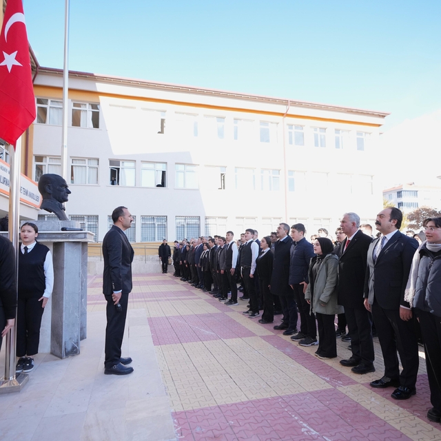 Milli Eğitim Bakanı Tekin, Aksaray'da lisedeki bayrak törenine katıldı