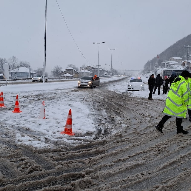Bolu'da hafif kar yağışı (3)