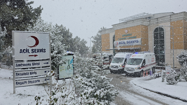 Karabük'te 6 öğrenci gıda zehirlenmesi şüphesiyle hastaneye kaldırıldı