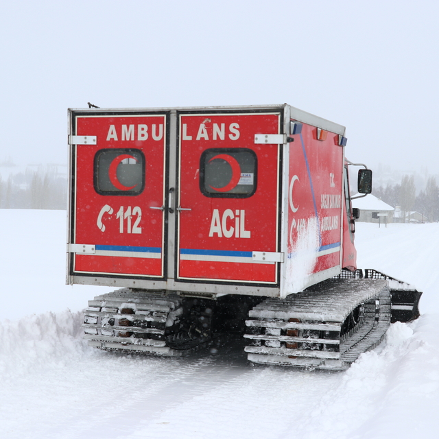 Ağrı'da kardan yolu kapanan köydeki hastaya paletli ambulansla ulaşıldı