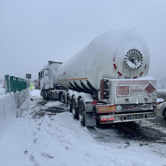 Bolu Dağı'nda iki tankerin çarpıştığı kaza ulaşımda aksamaya neden oldu